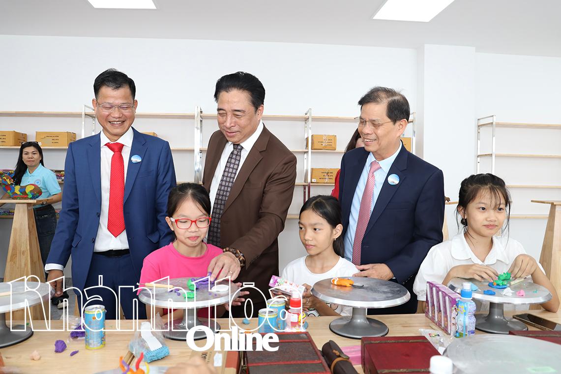 Lãnh đạo tỉnh cùng đại diện chủ đầu tư tham quan các phòng chức năng của Cung Văn hóa thiếu nhi tỉnh.