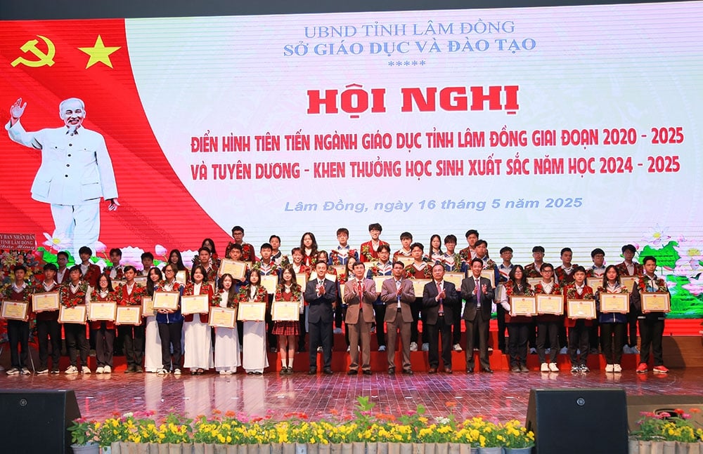 Lãnh đạo Sở GD&ĐT trao Bằng khen của Bộ trưởng Bộ GD&ĐT cho học sinh giỏi cấp quốc gia.