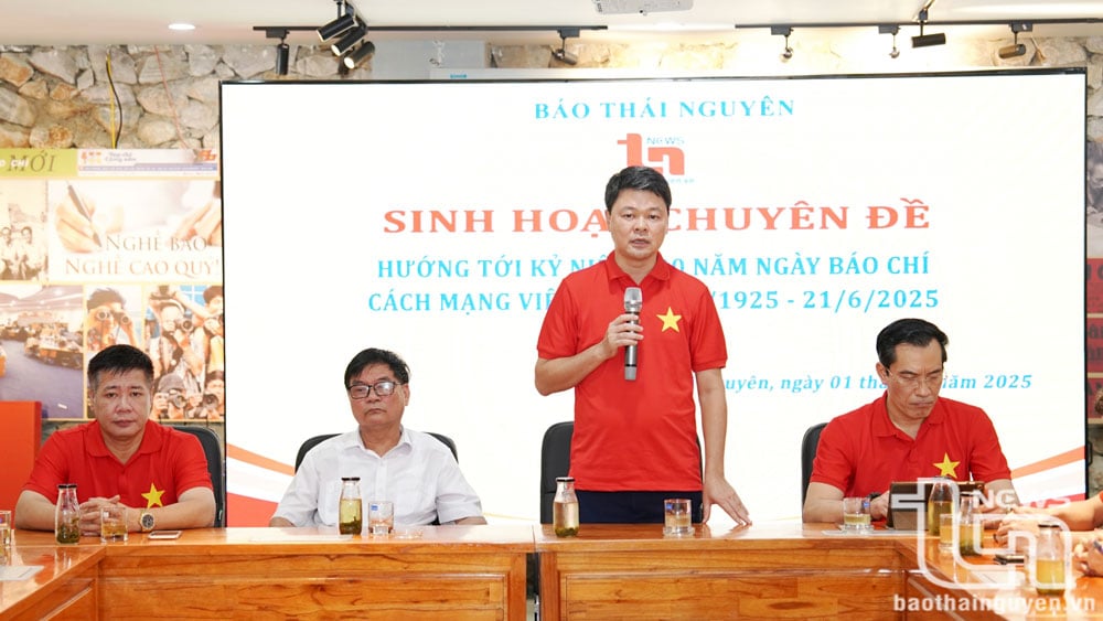 Nhà báo Nguyễn Ngọc Sơn, Tổng Biên tập Báo Thái Nguyên, phát biểu gợi mở sinh hoạt chuyên đề.