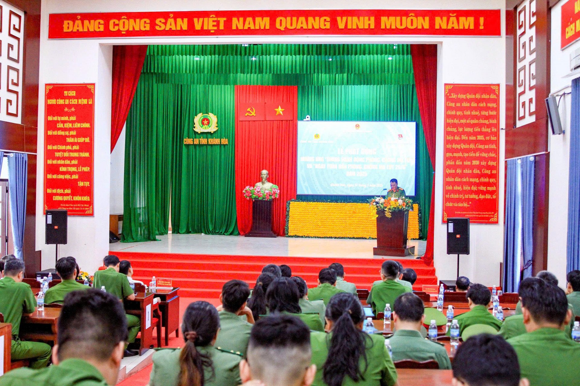 Các đại biểu tham dự buổi lễ.