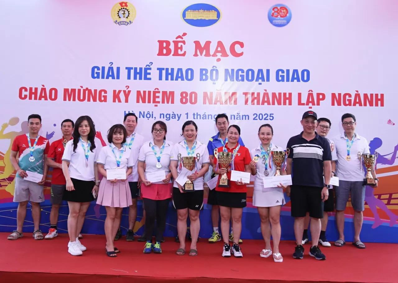 Giải nhất bộ môn cầu lông Đơn nam thuộc về Nguyễn Văn Trọng (Học viện Ngoại giao); Nhất Đôi nam thuộc về Nguyễn Hồng Quang-Đoàn Việt Dũng (Văn phòng Bộ); Nhất Đơn nữ thuộc về Hoàng Diễm Hạnh (Báo TG&VN); Nhất Đôi nữ thuộc về Nguyễn Thu Giang-Nguyễn Thúy Hằng (Cục Phục vụ); Giarir nhất Đôi nam nữ thuộc về Hoàng Diễm Hạnh(Báo TG&VN) - Nguyễn Mạnh Châu(Vụ Đông Nam Á). (Ảnh : Thành Long)