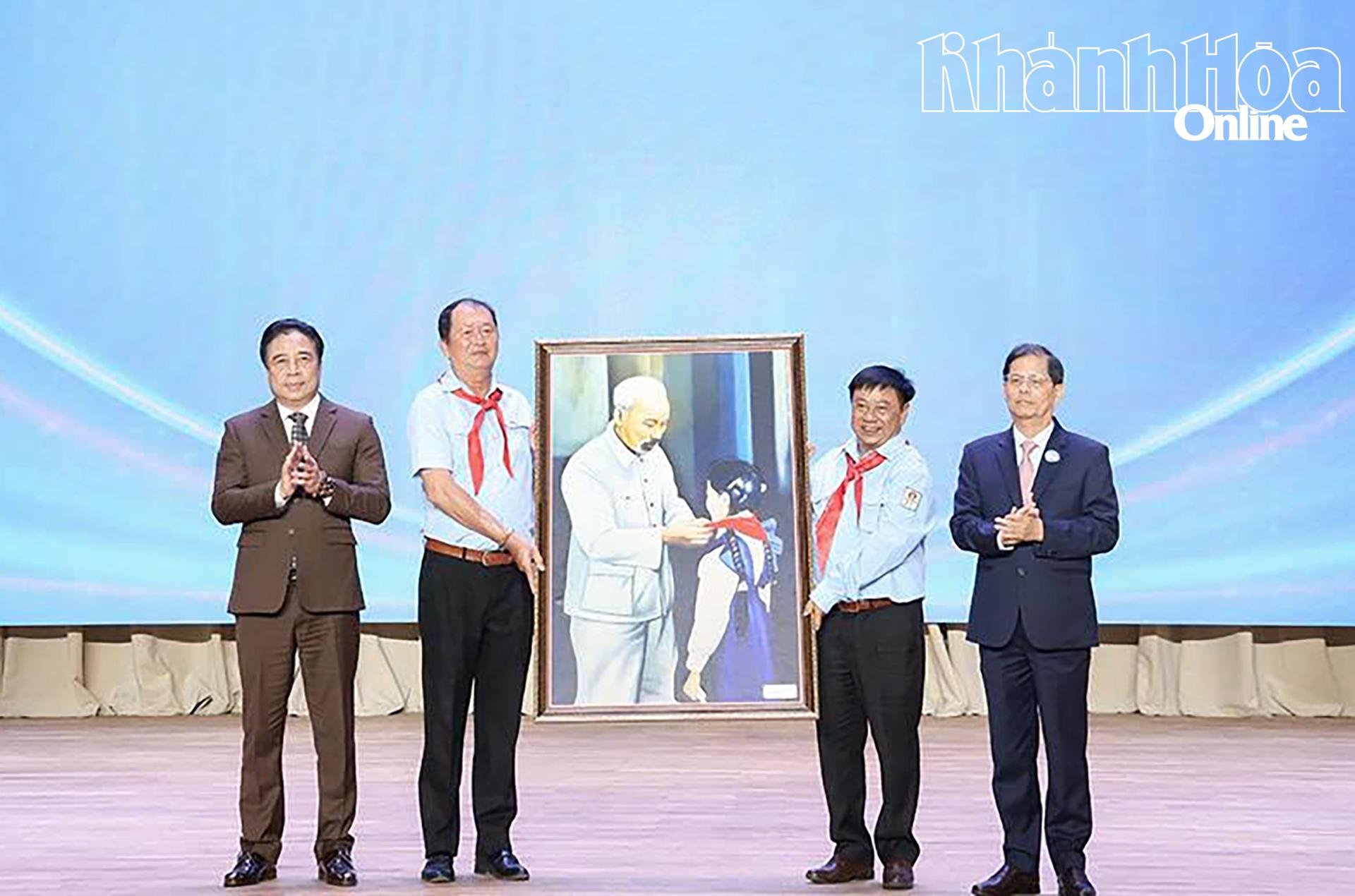 Lãnh đạo tỉnh tặng quà lưu niệm cho Cung Văn hóa thiếu nhi tỉnh.