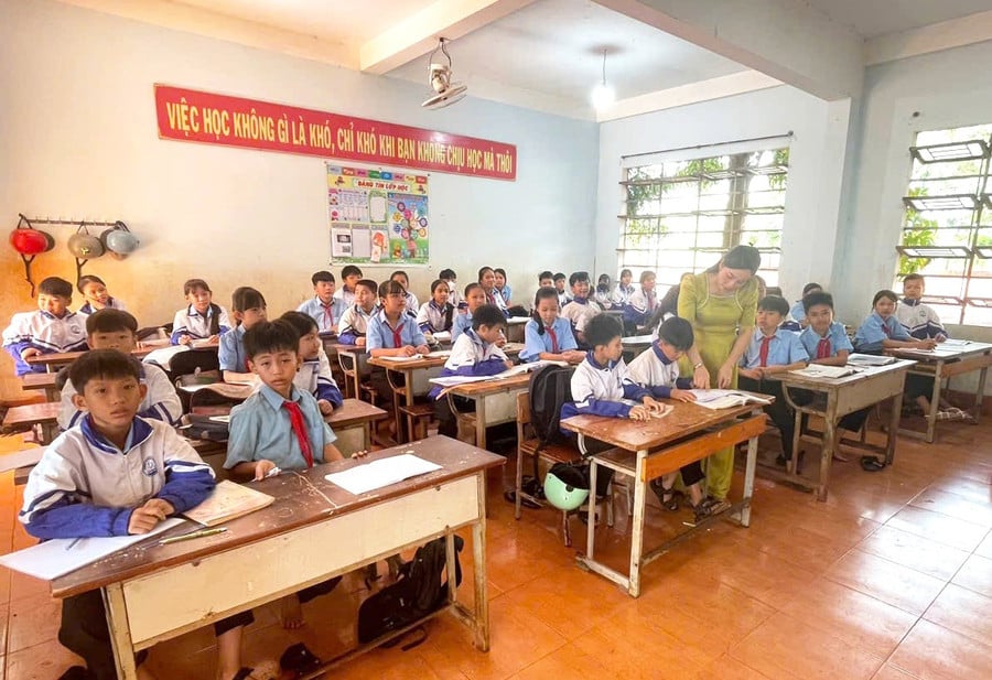 voi-gan-13-nam-dung-lop-co-men-luon-no-luc-doi-moi-phuong-phap-giang-day-tich-cuc-ung-dung-cong-nghe-thong-tin-khoi-day-dam-me-hoc-tap-cho-hoc-sinh.jpg