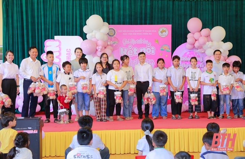 Trao quà cho các em nhỏ Làng trẻ em SOS Thanh Hóa 