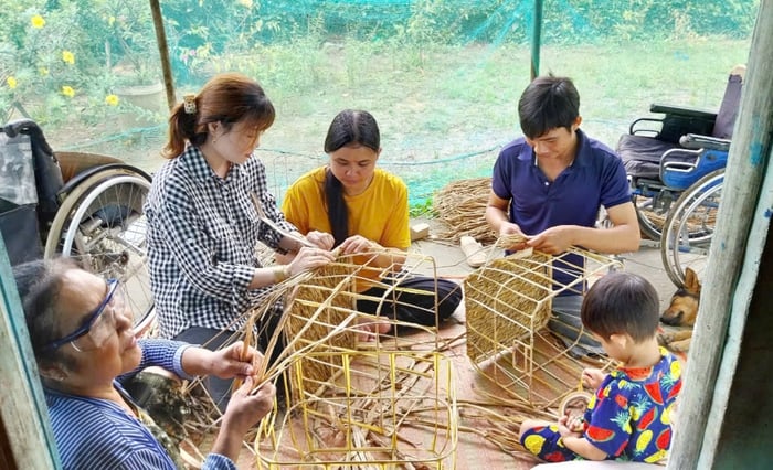 Chị Lê Thị Thủy dạy nghề, tạo việc làm cho nhiều hội viên, phụ nữ trên địa bàn