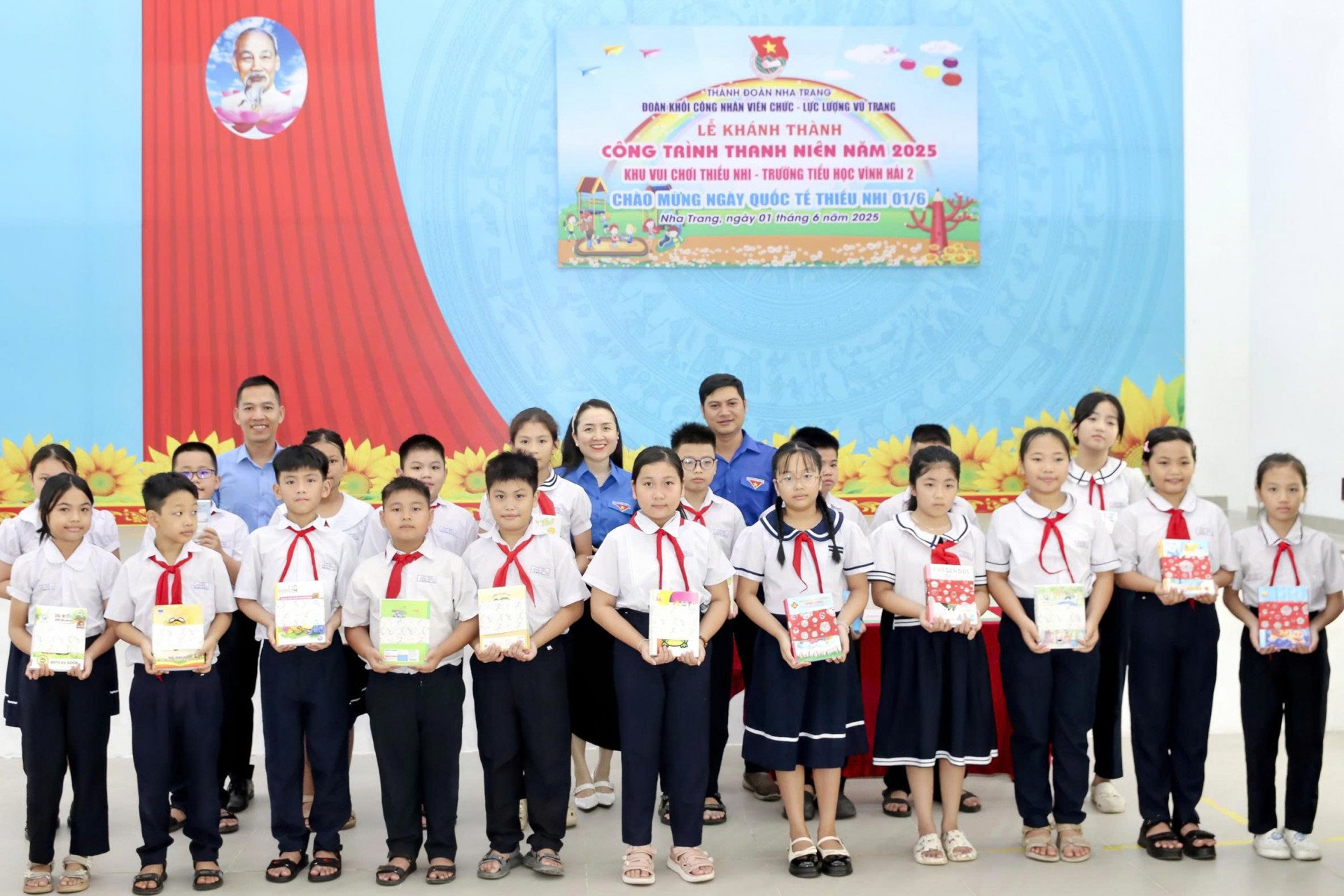 Các đoàn viên, thanh niên trao quà cho các học sinh.