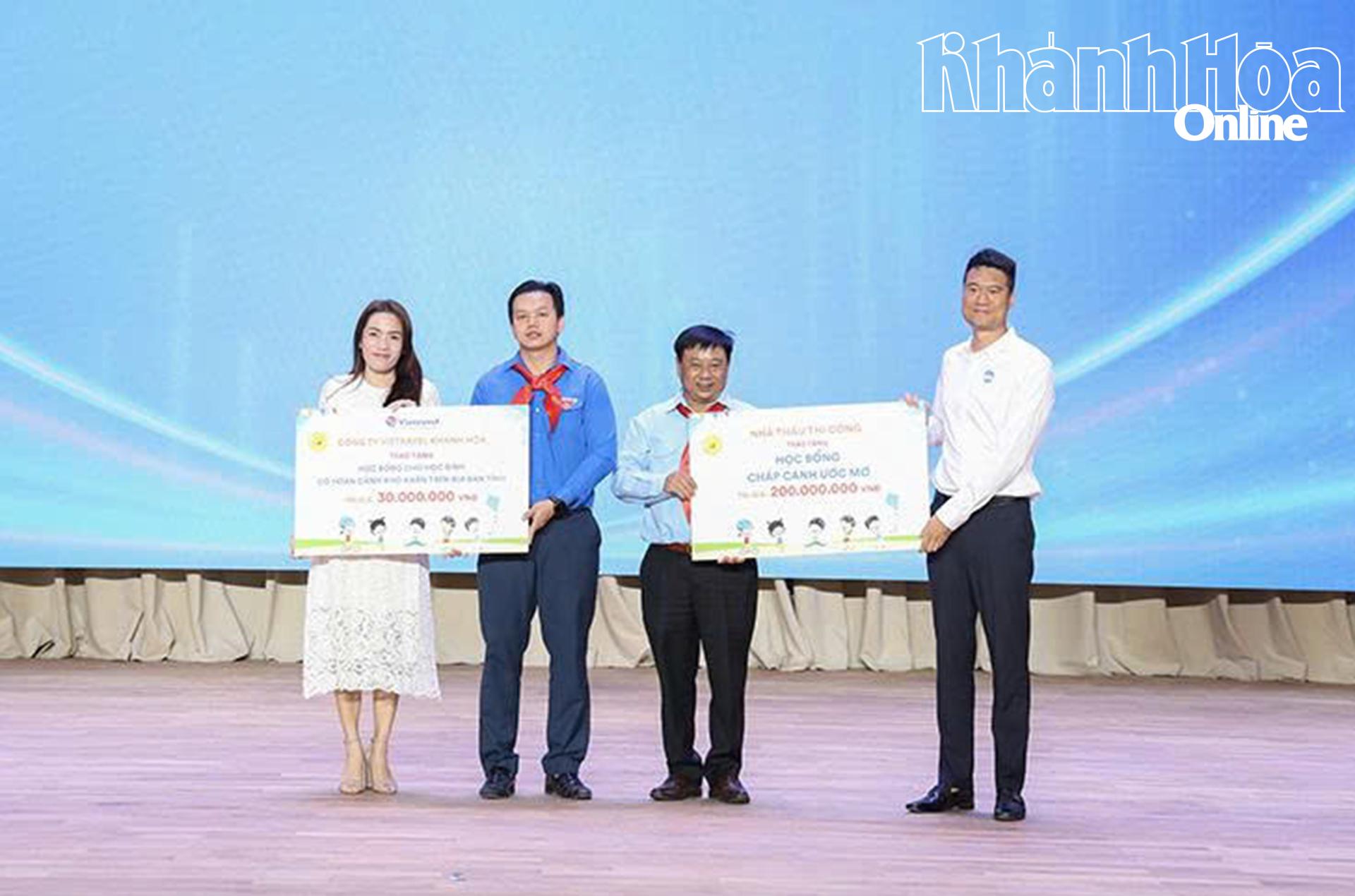 Đại diện Trung ương Đoàn tặng hoa chúc mừng.