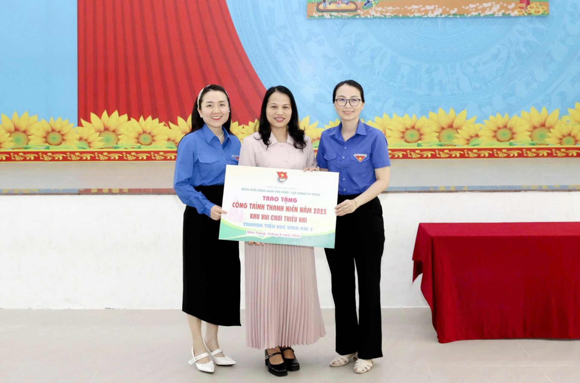 Đại diện Thành đoàn Nha Trang và Đoàn Thanh niên Khối Công nhân viên chức - Lực lượng vũ trang trao biểu trưng công trình cho nhà trường.