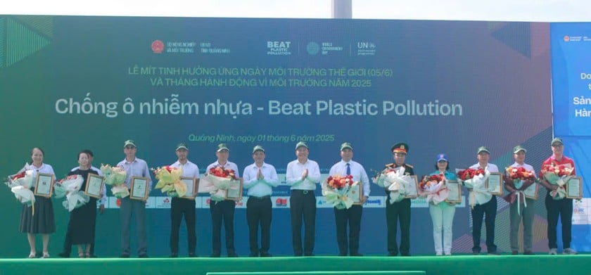 Đại diện Ban Tổ chức tặng hoa và Giấy chứng nhận cho các doanh nghiệp đồng hành với ngành Nông nghiệp và Môi trường trong việc lan tỏa lối sống xanh, thân thiện và bảo vệ môi trường.