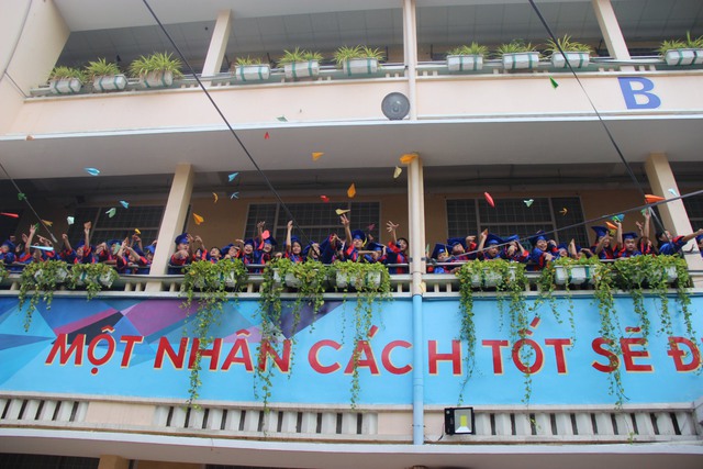 Học sinh tiểu học "lái máy bay" ước mơ trong lễ tri ân và trưởng thành - Ảnh 1.