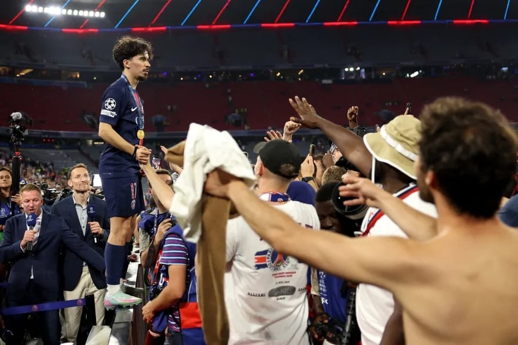 CĐV tràn xuống sân xé lưới, cắt cỏ ăn mừng PSG vô địch Champions League - 5