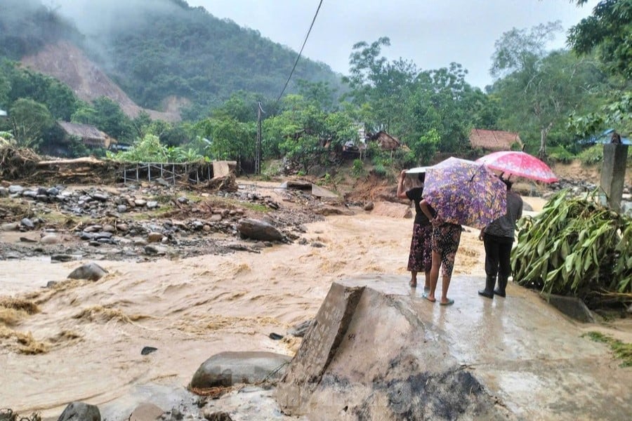 Les enseignants de « l'oasis » sont occupés à nettoyer l'école après l'inondation, photo 14