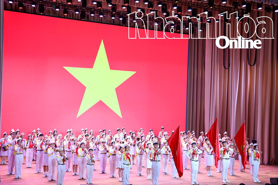 Nghi thức hát Quốc ca.