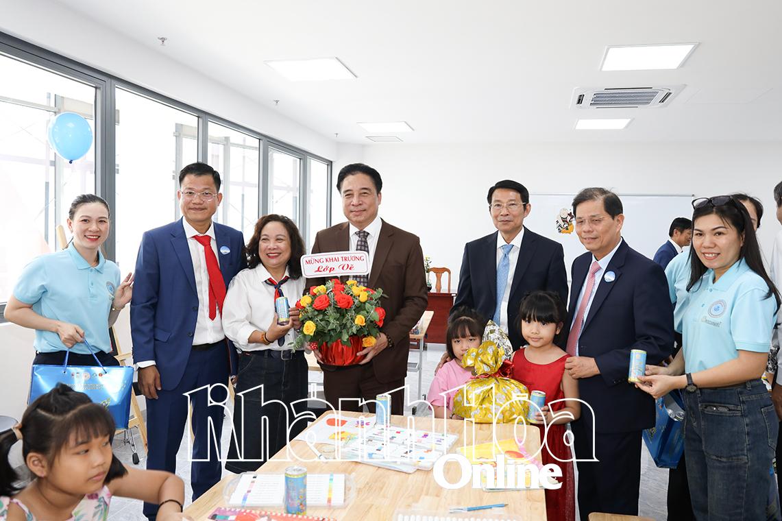 Các đại biểu tham quan, tặng hoa, quà chúc mừng các em thiếu nhi nhân ngày Quốc tế thiếu nhi 1-6.