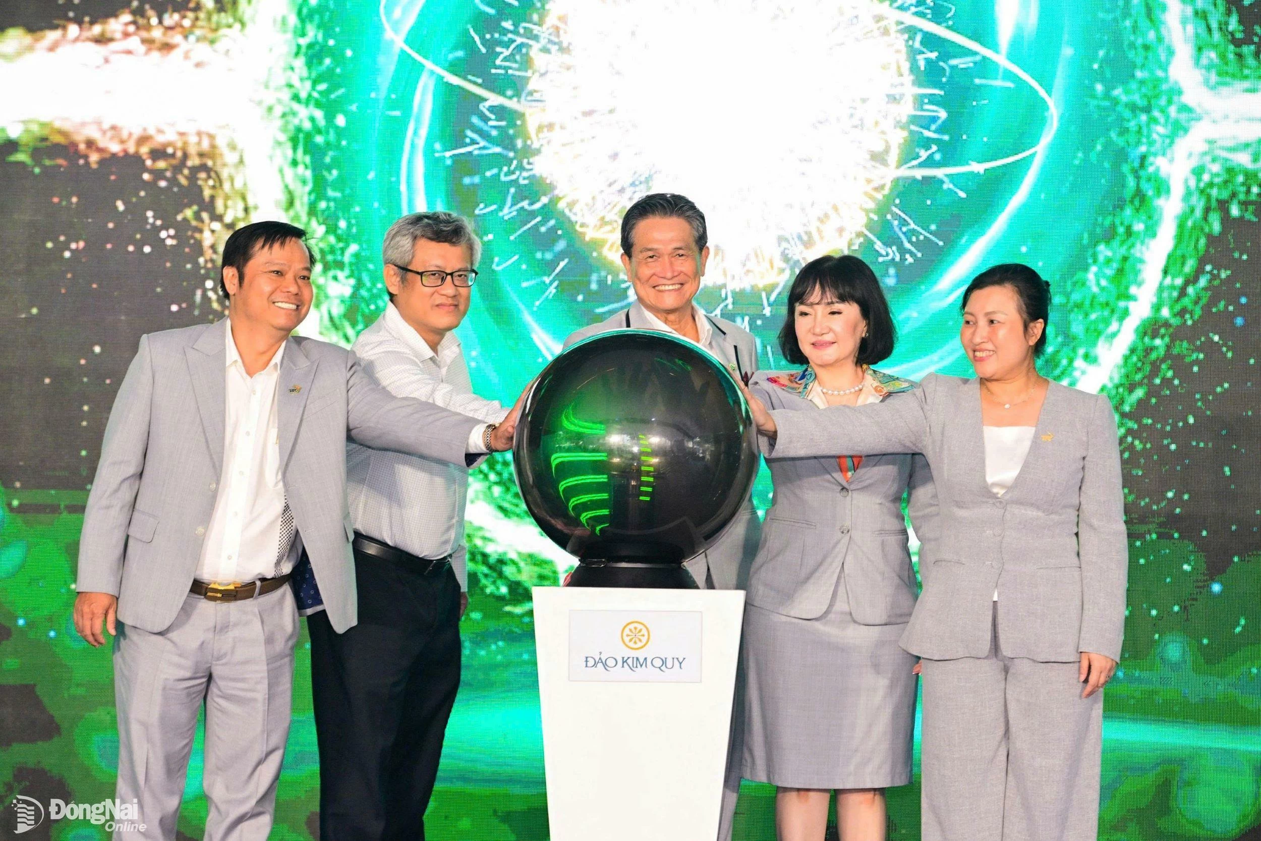 The delegates placed their hands, activated the energy ball, and officially launched the Kim Quy Island brand. Hoang Loc