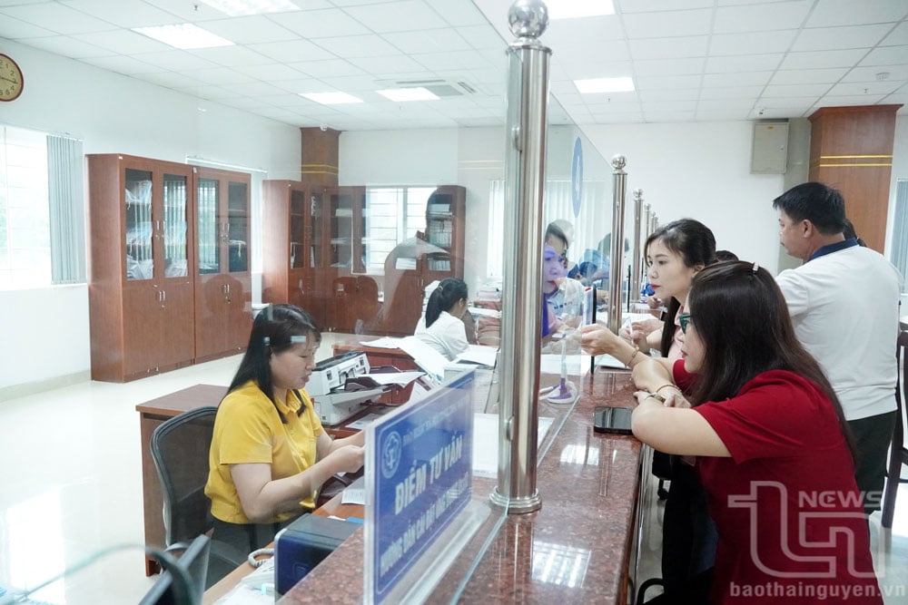 Người dân đến giao dịch tại Bộ phận tiếp nhận và trả kết quả thủ tục hành chính - Bảo hiểm xã hội khu vực X.