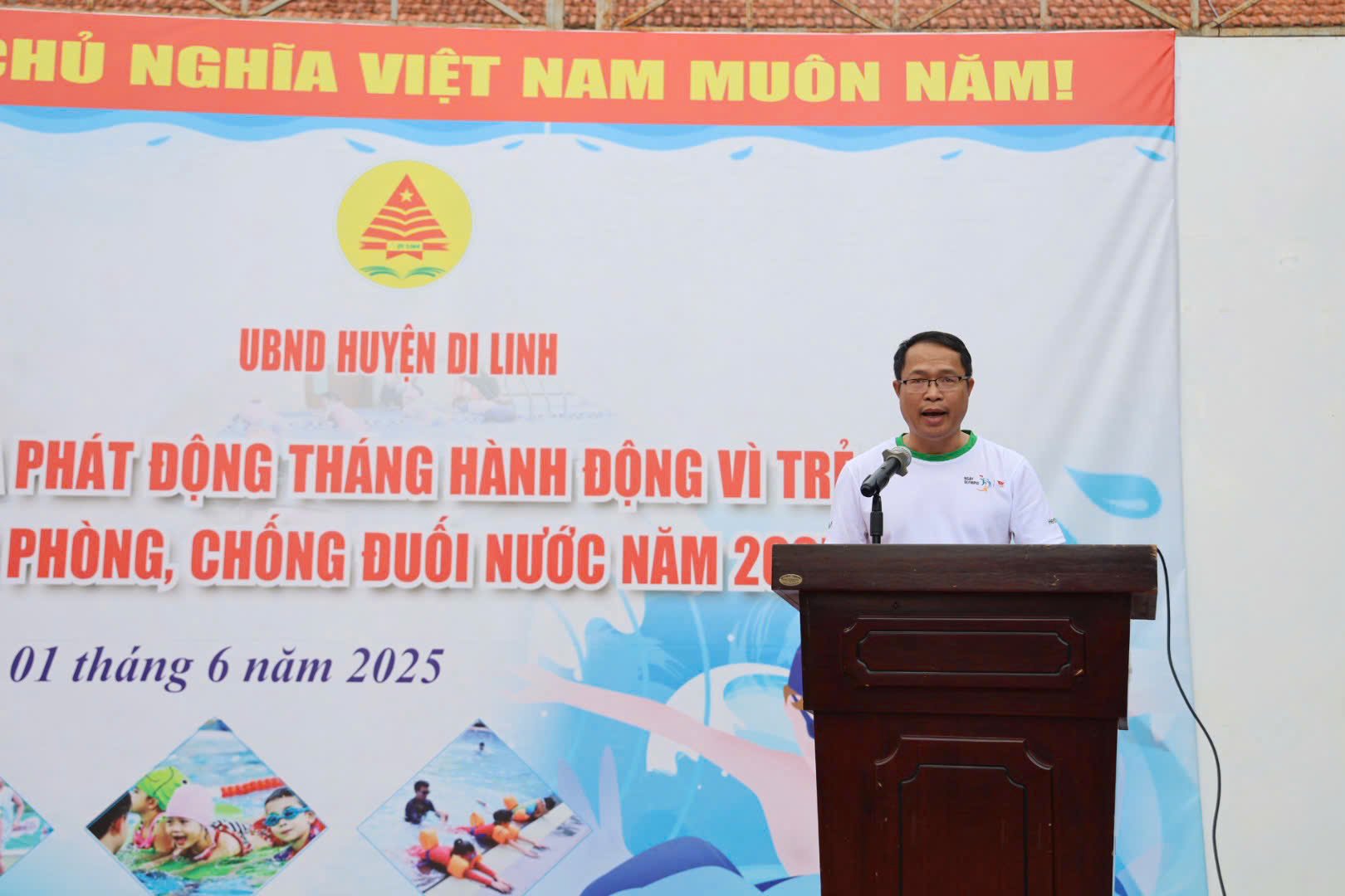  đồng chí Vũ Đức Nhuần - Phó Chủ tịch UBND huyện Di Linh Phát biểu Khai mạc hè, Ngày Olympic và Phát động Tháng hành động vì trẻ em, toàn dân tập luyện môn bơi phòng, chống đuối nước năm 2025 trên địa bàn huyện Di Linh