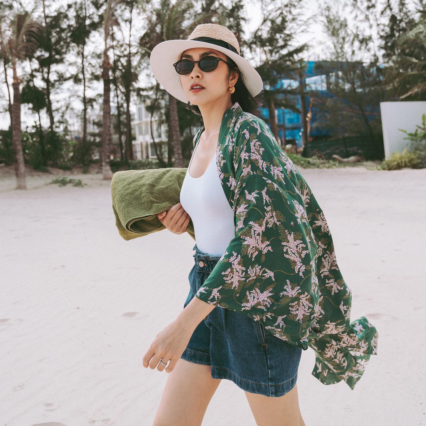 Mặc đồ họa tiết điệu nghệ như Tăng Thanh Hà: Vẻ ngoài rất nổi bật nhưng cũng đầy sang trọng- Ảnh 7.