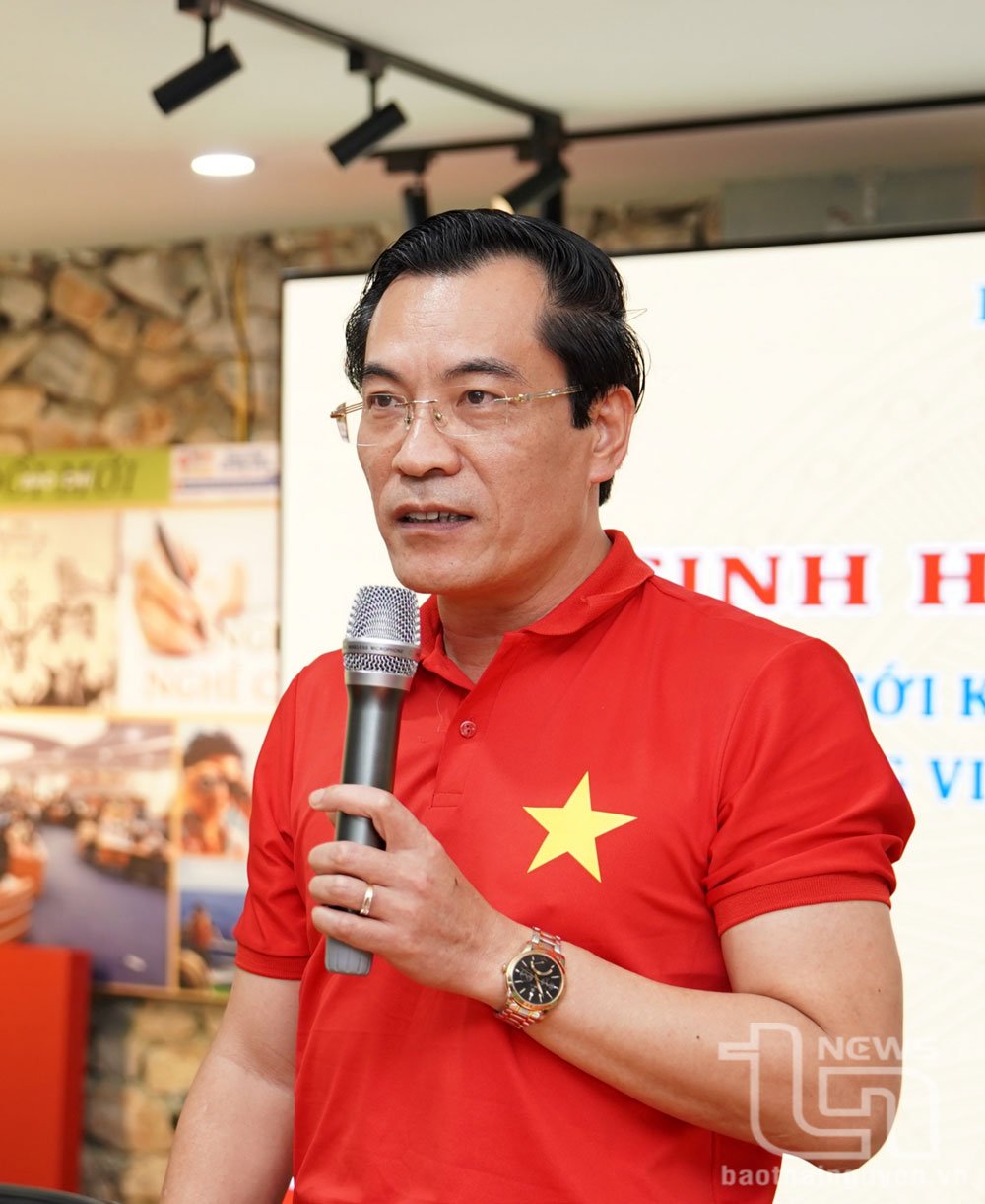 Nhà báo Đào Ngọc Anh, Phó Tổng Biên tập Báo Thái Nguyên, phát biểu tại buổi sinh hoạt chuyên đề.