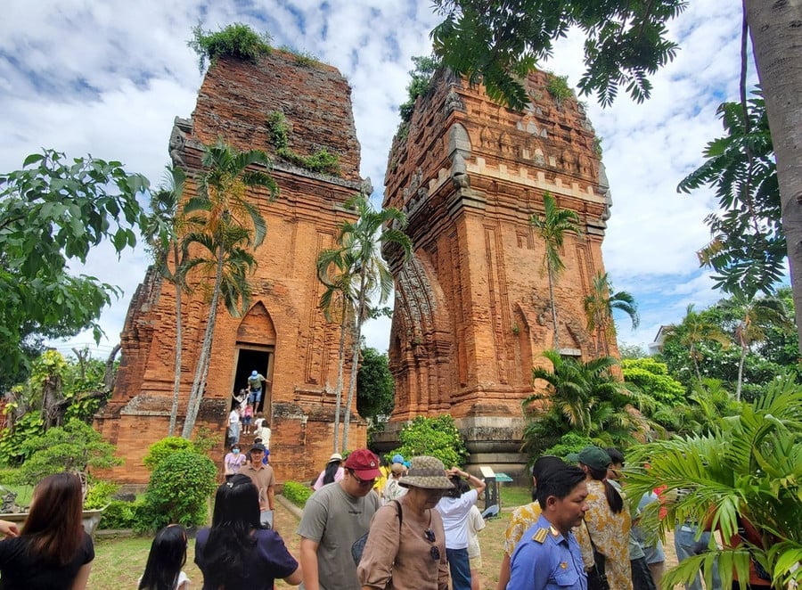 Di sản Tháp Đôi - tháp Chăm cổ khoảng 1.000 năm tuổi