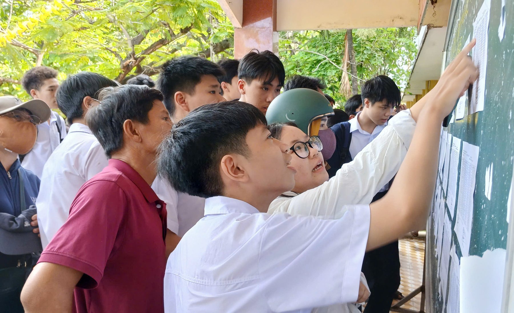 Thí sinh xem sơ đồ phòng thi tại điểm thi Trường THPT chuyên Lương Văn Chánh trước khi vào vòng học quy chế thi. Ảnh: TRUNG HIẾU 