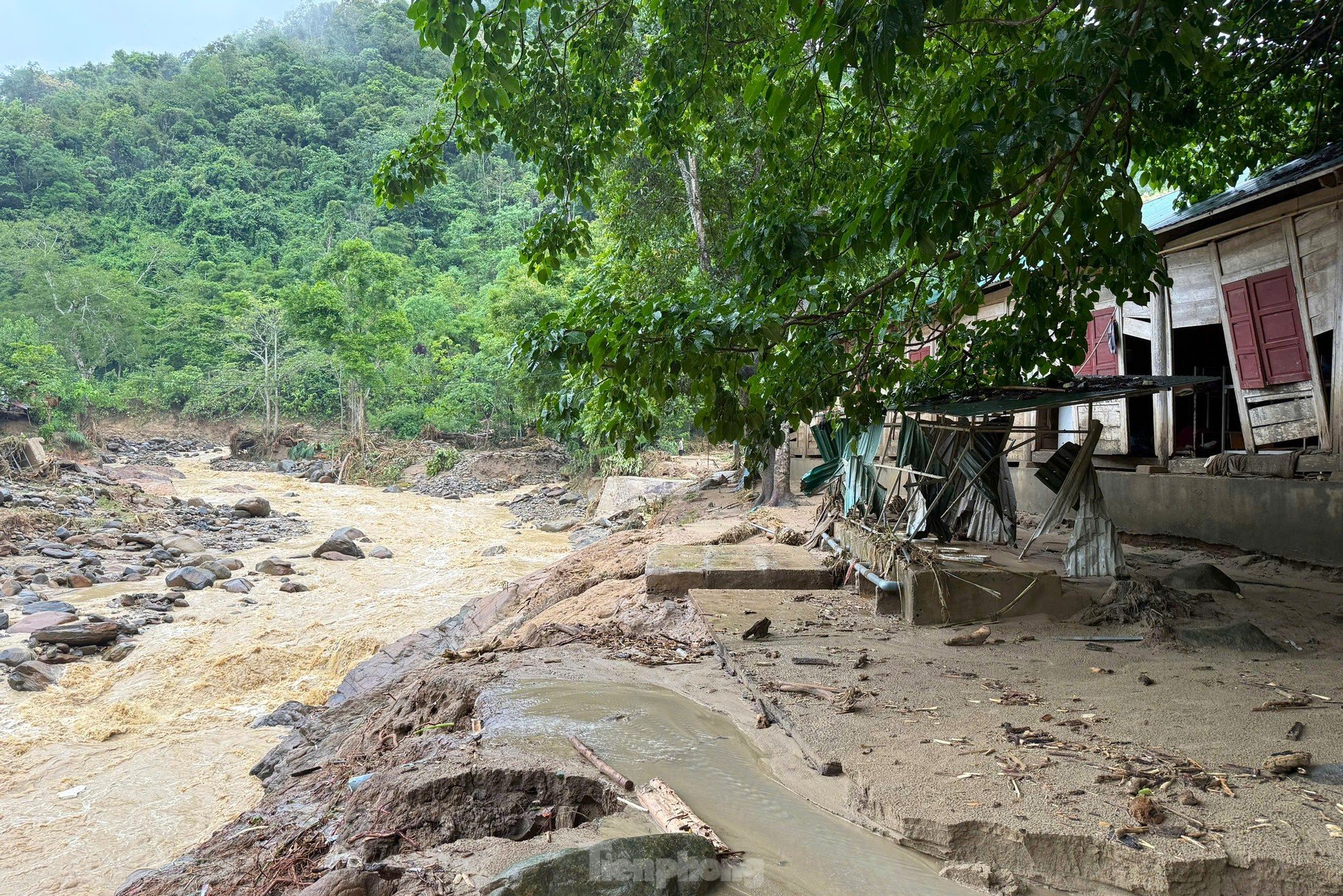 Les enseignants de « l'oasis » sont occupés à nettoyer l'école après l'inondation photo 1