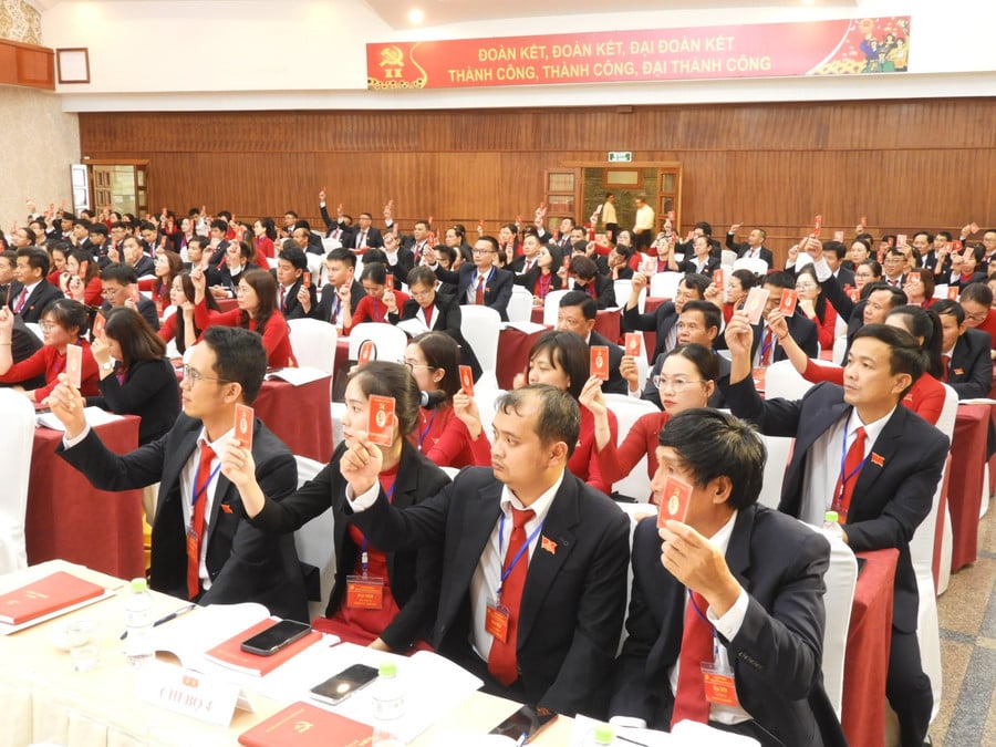 dang-vien-dang-bo-agribank-chi-nhanh-dong-gia-lai-bieu-quyet-cac-chi-tieu-nhiem-vu-trong-tam-nhiem-ky-2025-2030-anh-thanh-nhat-dscn4634.jpg