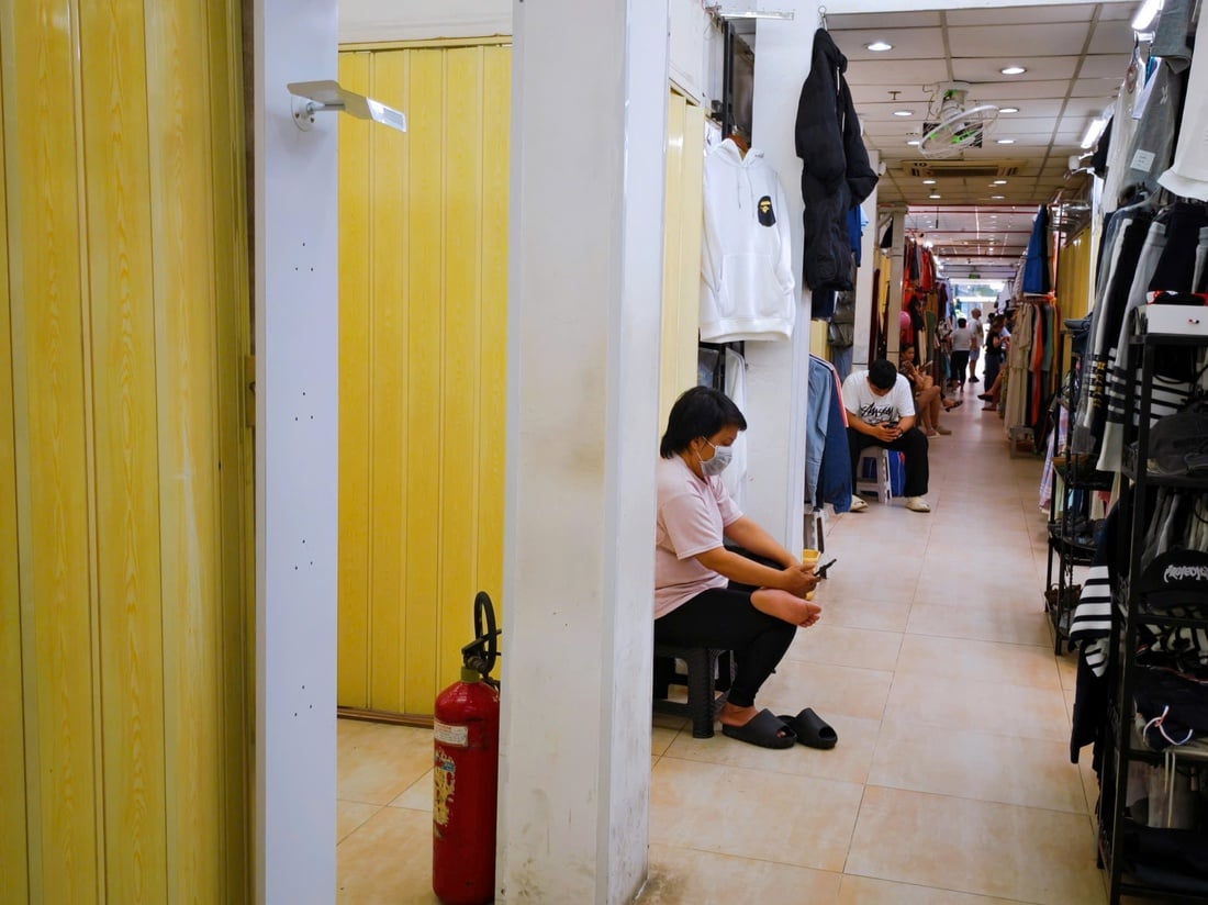 La place Saigon continue de « tenir bon », portes verrouillées après une importante inspection de produits contrefaits - Photo 1.