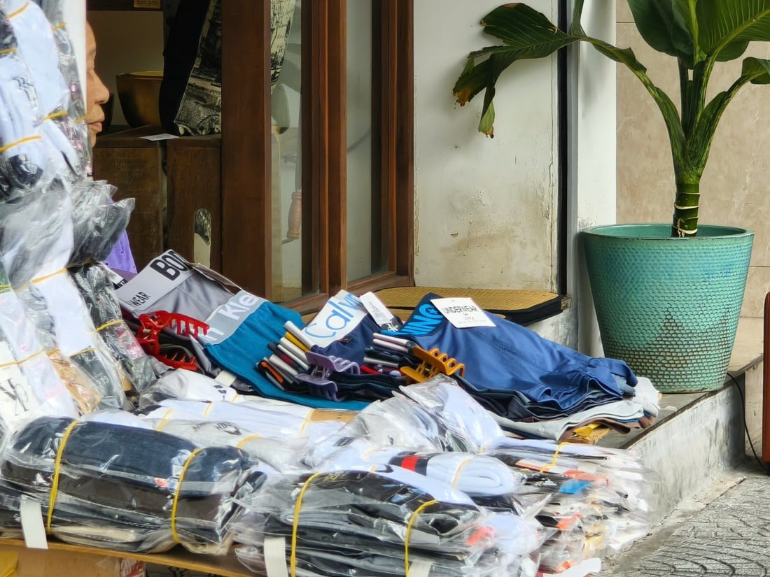 La place Saigon continue de « tenir bon », portes verrouillées après une importante inspection de produits contrefaits - Photo 7.