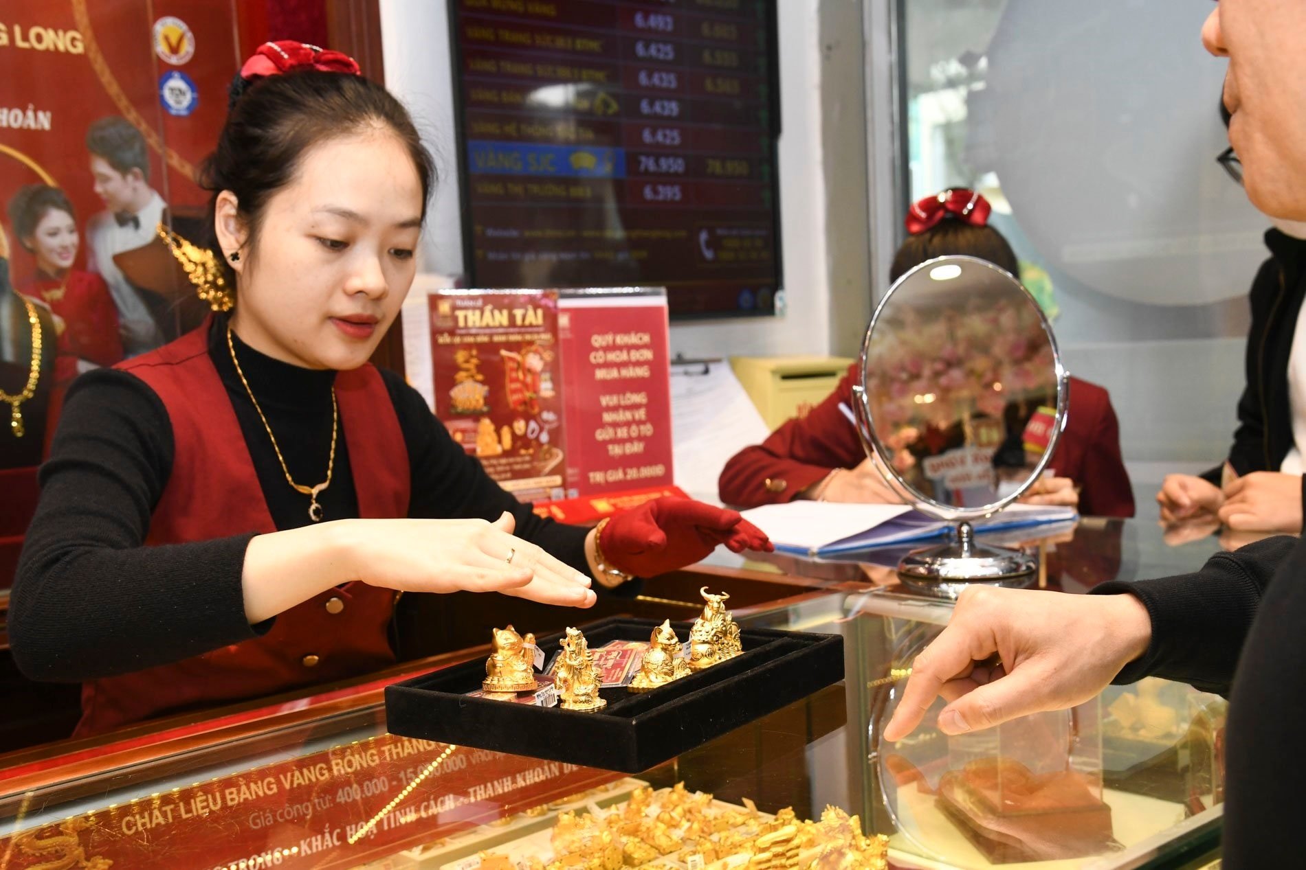 Giá vàng chiều nay 1/6: Người mua vàng lỗ hơn 5 triệu đồng