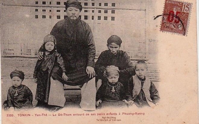 Hoàng Thị Thế đứng cạnh cha - Hoàng Hoa Thám.