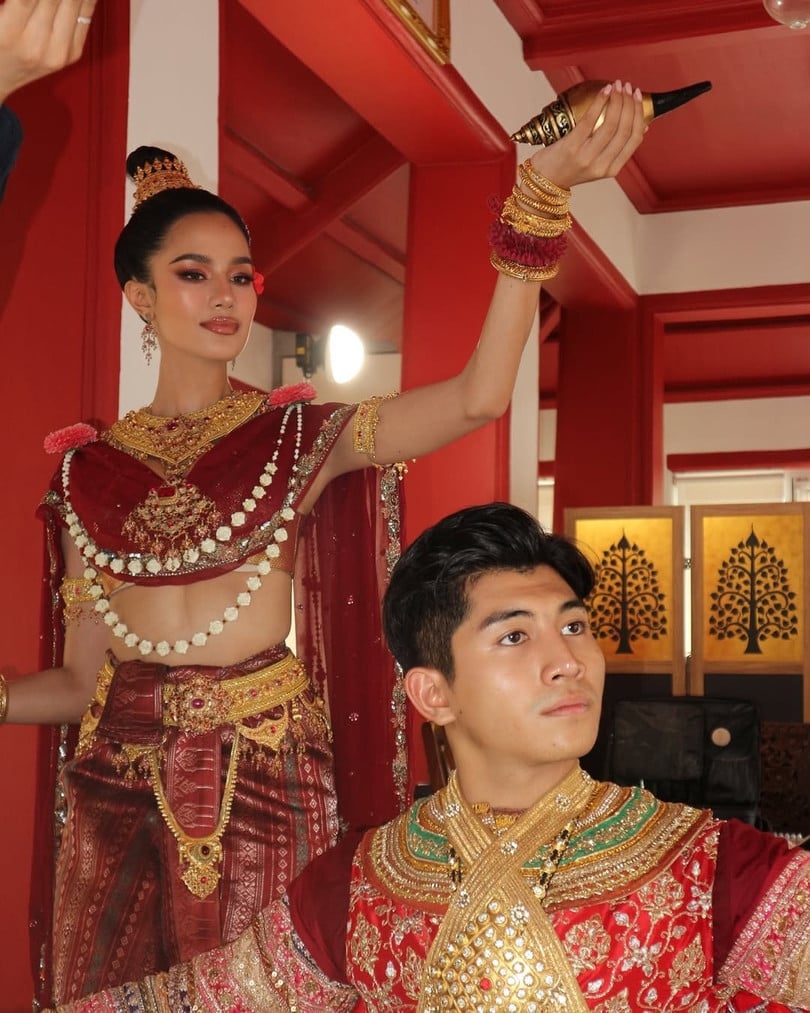 Tháng 11/2024, Opal Suchata Chuangsri đại diện Thái Lan tham gia Miss Universe tổ chức tại Mexico và giành vị trí á hậu 3 chung cuộc.