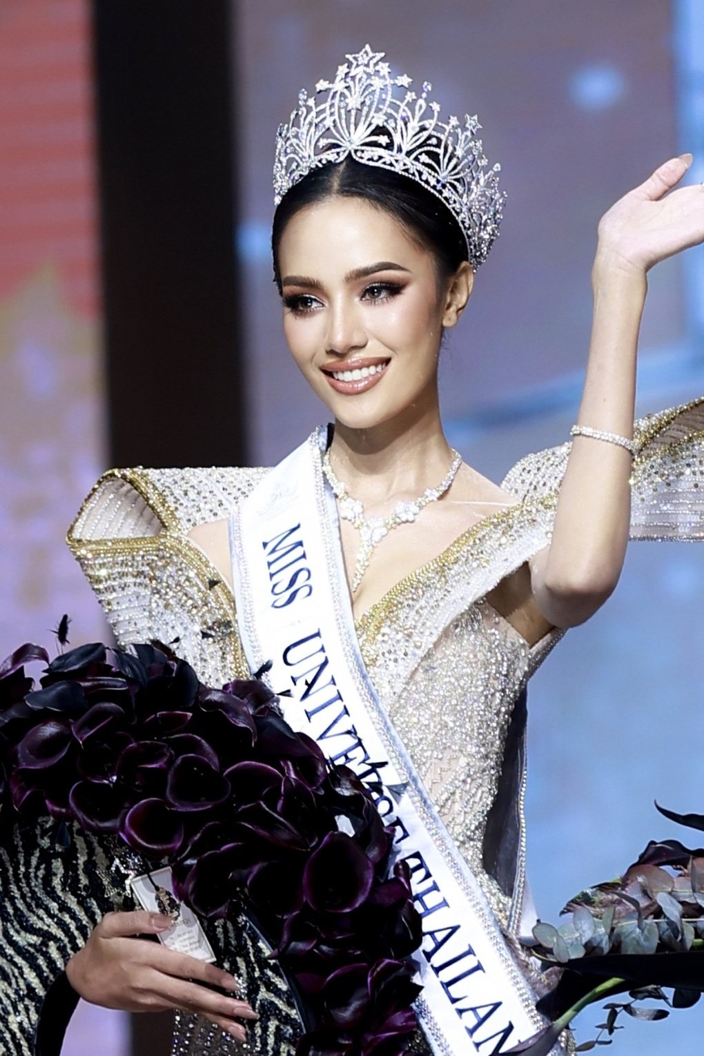 Vẻ ngoài rực lửa và câu chuyện đầy cảm hứng của tân Hoa hậu Thế giới - 12
