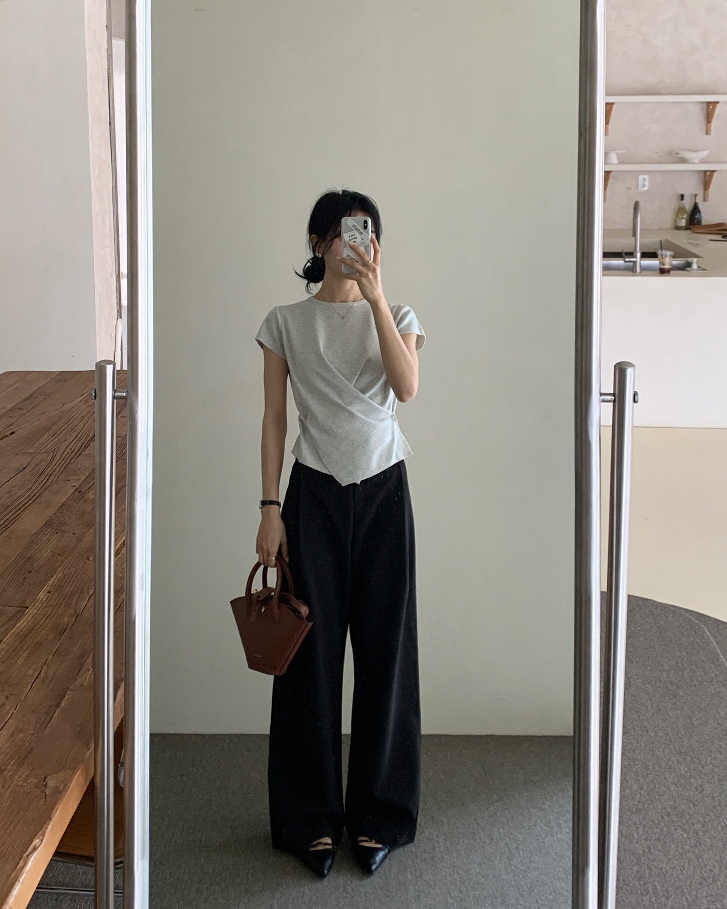10 cách mặc quần đen sành điệu trong mọi hoàn cảnh, dành cho ai thích phong cách basic- Ảnh 7.