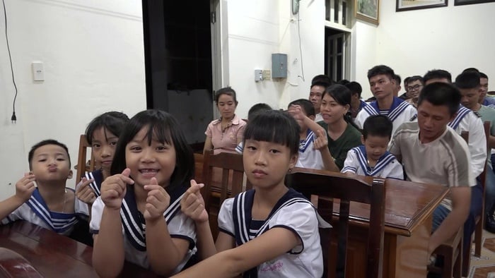 Tết thiếu nhi rộn rã, ấm tình quân - dân ở Trường Sa- Ảnh 1.