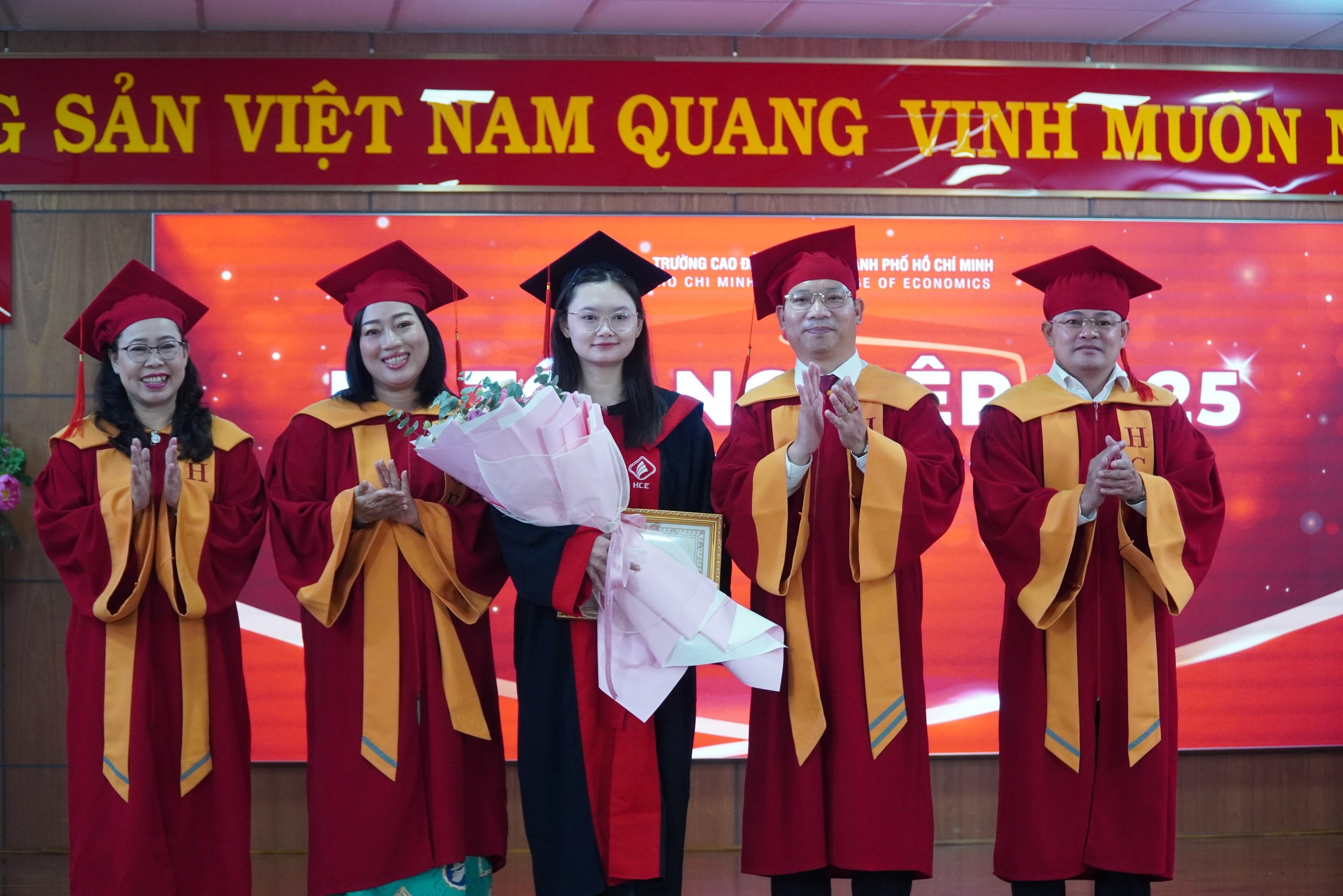 Nữ thủ khoa xinh đẹp tốt nghiệp điểm tuyệt đối- Ảnh 1.