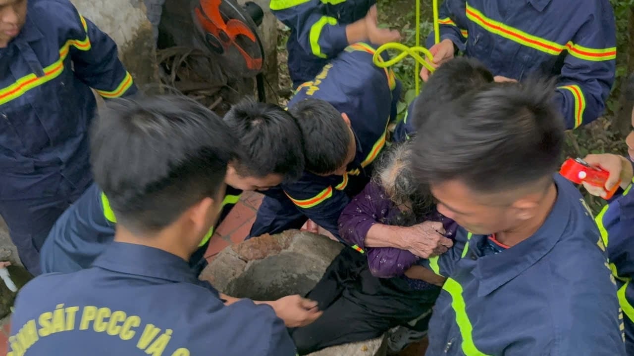 84세 여성이 우물에서 끌려나왔다. (사진: 박장 경찰)