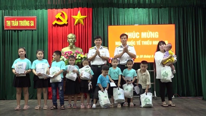 Tết thiếu nhi rộn rã, ấm tình quân - dân ở Trường Sa- Ảnh 2.