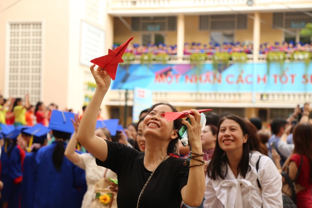 Học sinh tiểu học "lái máy bay" ước mơ trong lễ tri ân và trưởng thành - Ảnh 3.