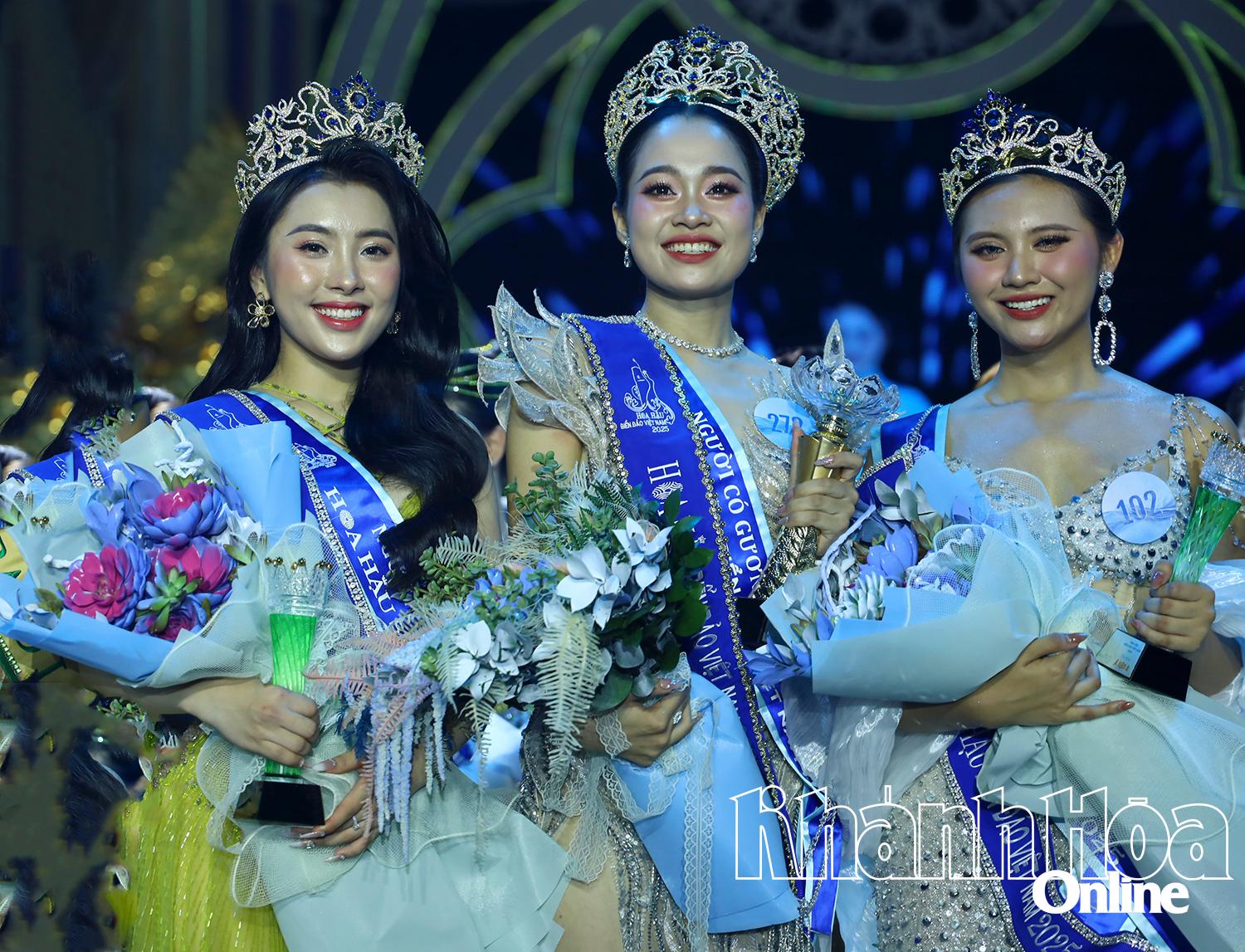 Hoa hậu Nguyễn Thị Mỹ Linh (giữa) cùng hai Á hậu của cuộc thi.
