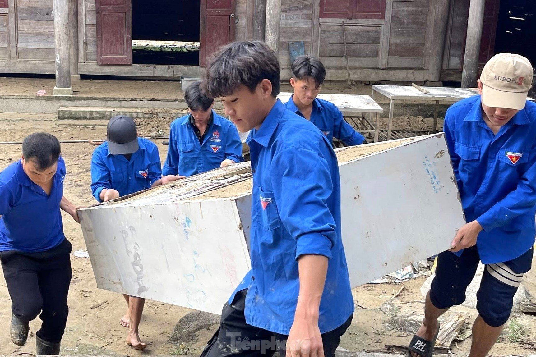 Les enseignants de « l'oasis » sont occupés à nettoyer l'école après l'inondation, photo 13