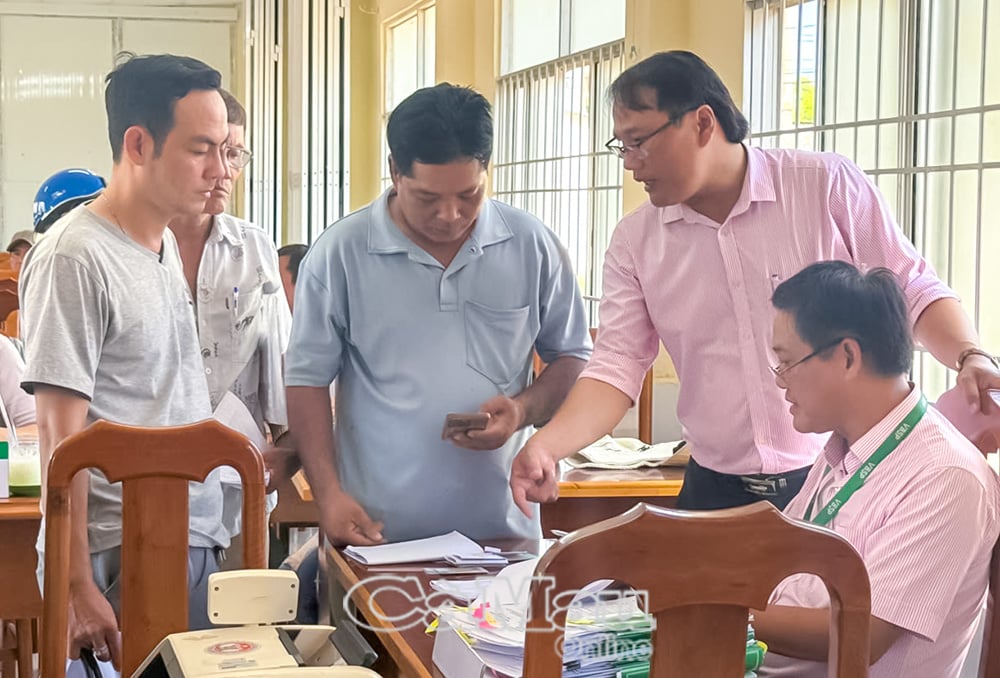 លោក Pham Van Cuong (គម្របខាងឆ្វេង) គាំទ្រប្រជាពលរដ្ឋមកធ្វើប្រតិបត្តិការនៅឃុំ Hang Vinh ។