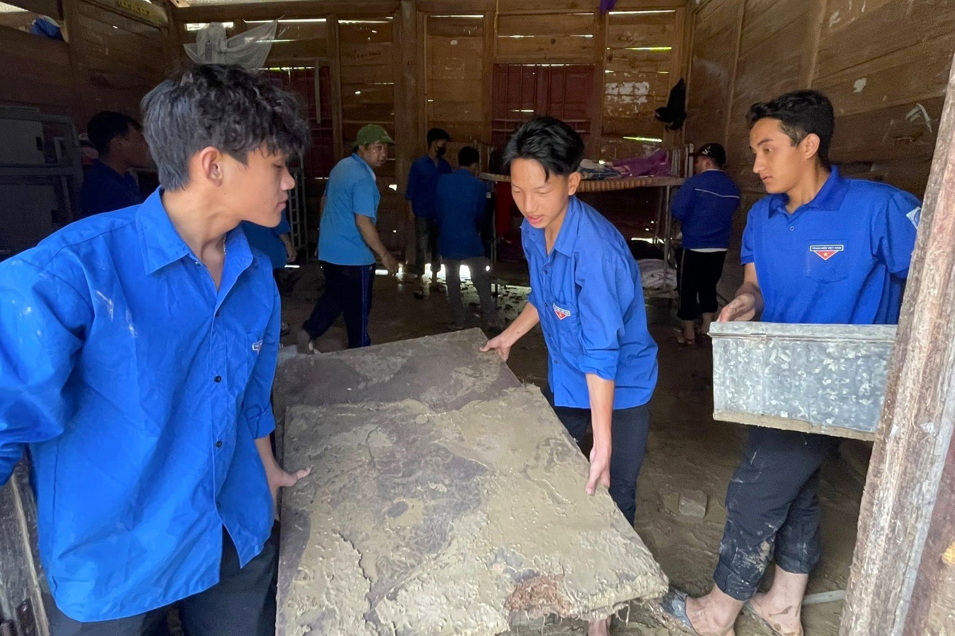 Les enseignants de « l'oasis » sont occupés à nettoyer l'école après l'inondation photo 10