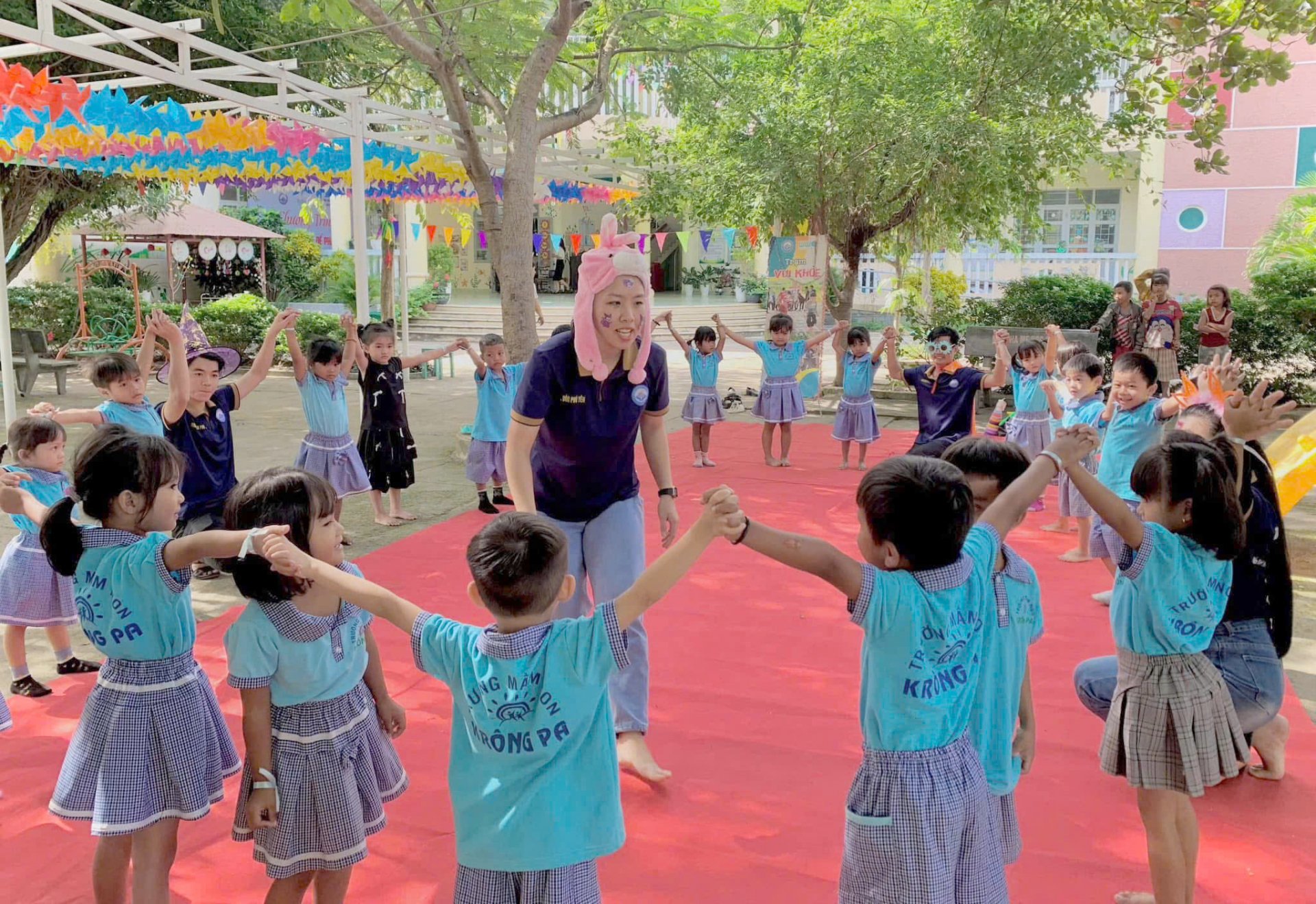  Trẻ em Trường mầm non xã Krông Pa (huyện Sơn Hòa) tham gia chương trình Ngày hội vui chơi để phát triển. Ảnh: KIM CHI