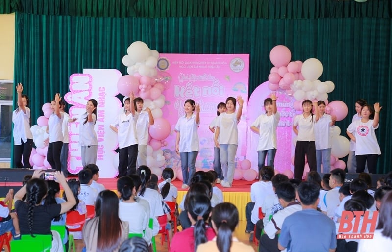 Trao quà cho các em nhỏ Làng trẻ em SOS Thanh Hóa 