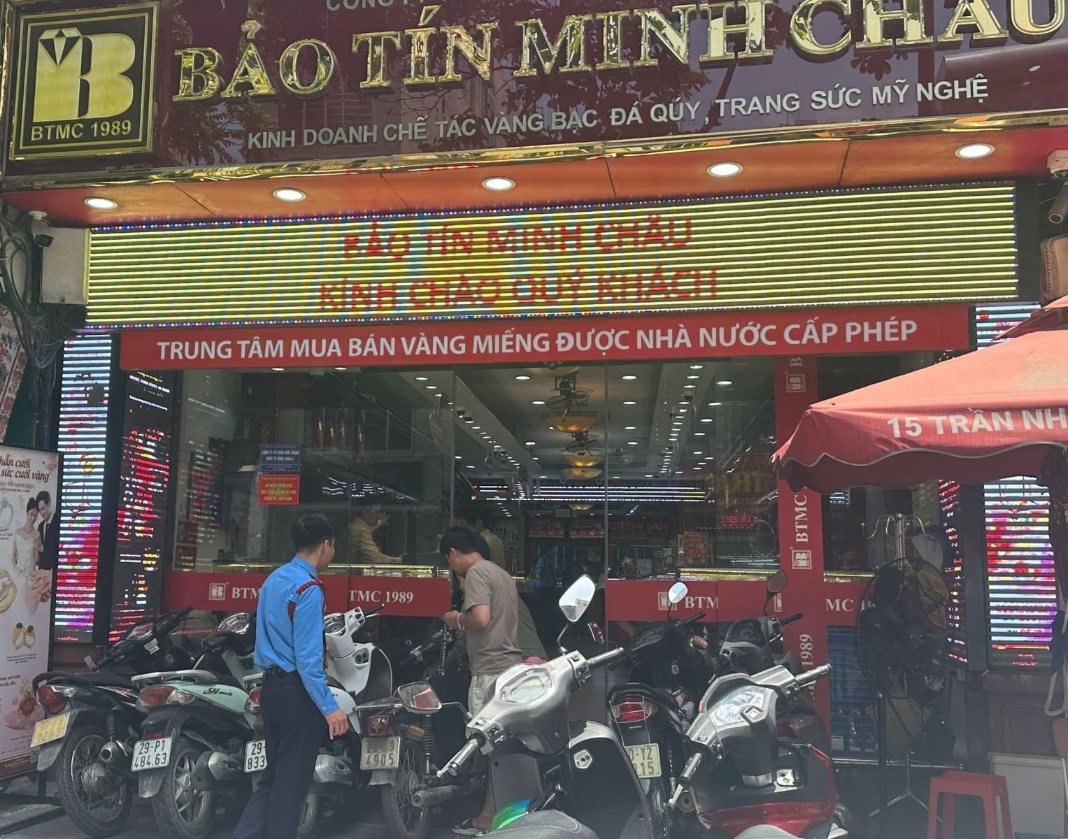 Lượng khách đến giao dịch tại cửa hàng Bảo Tín Minh Châu, Hà Nội giảm mạnh vào sáng 31/5.