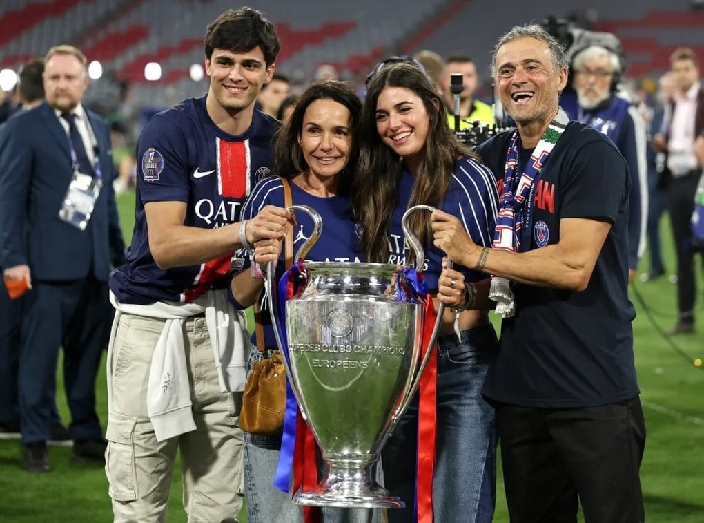 CĐV tràn xuống sân xé lưới, cắt cỏ ăn mừng PSG vô địch Champions League - 6