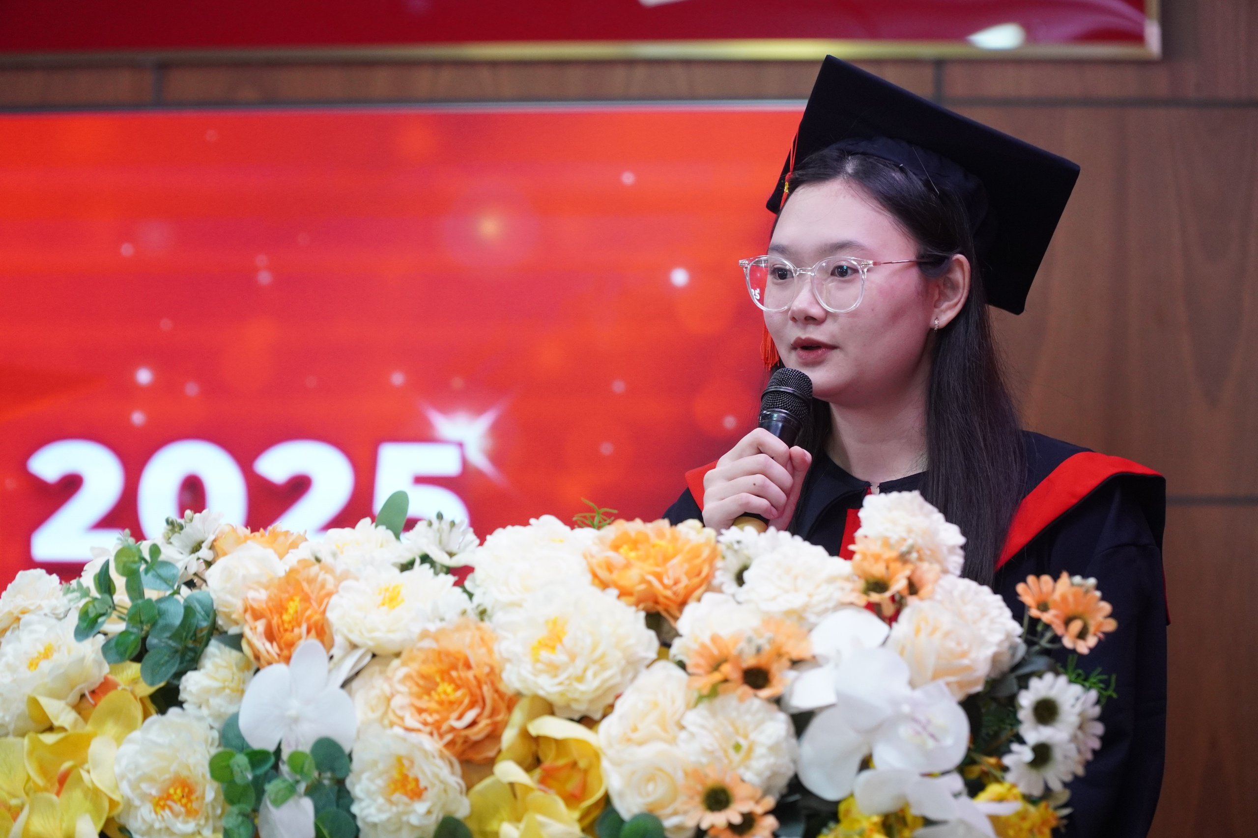 Nữ thủ khoa xinh đẹp tốt nghiệp điểm tuyệt đối- Ảnh 2.