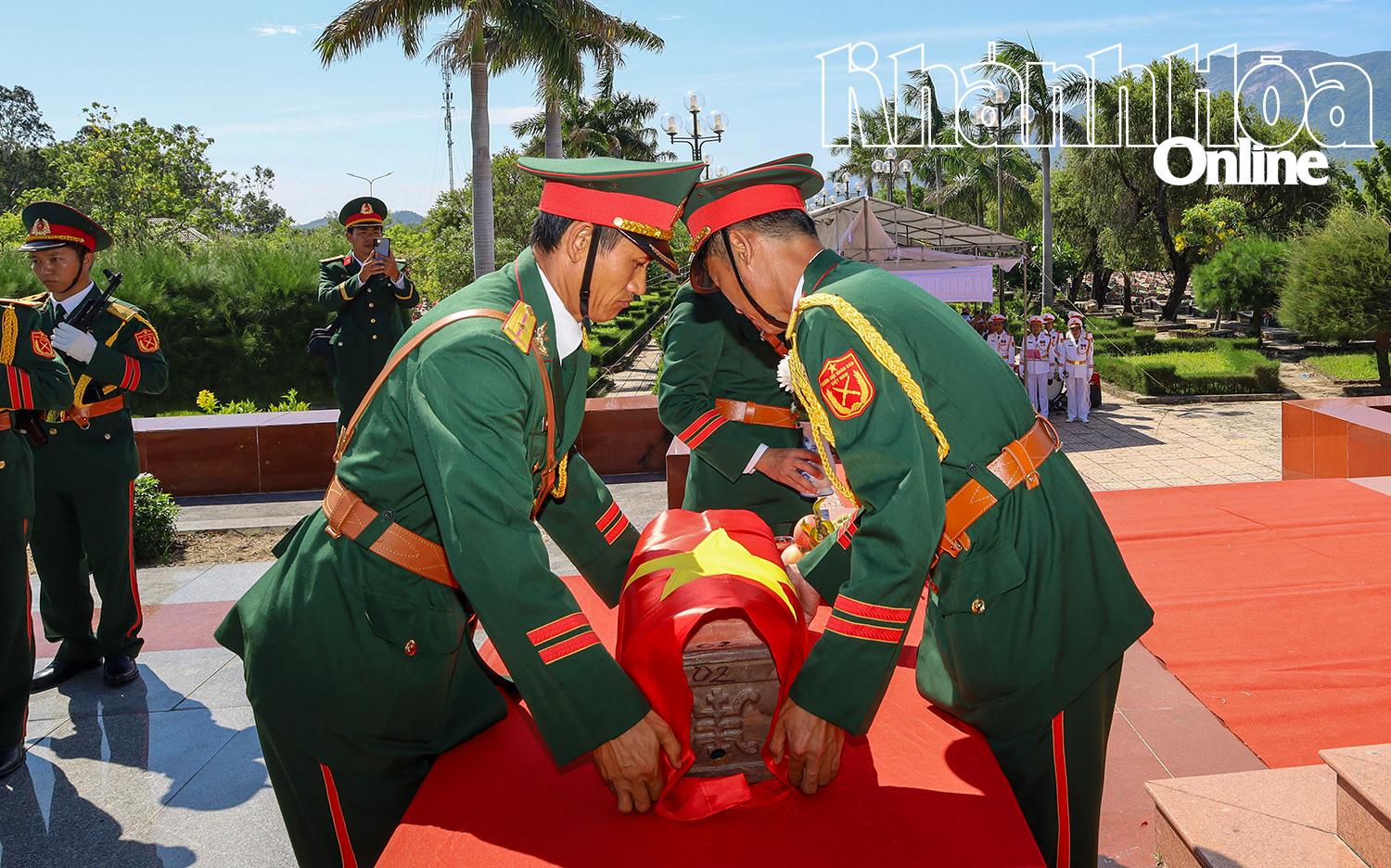 Hài cốt các liệt sĩ được an táng tại Nghĩa trang liệt sĩ Ninh Hòa - Vạn Ninh.