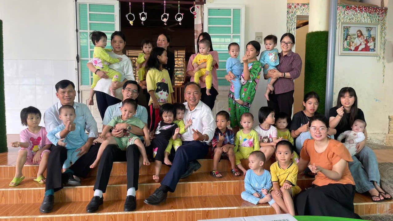 Đồng chí Đinh Đức Chí thăm, tặng quà cho các em nhỏ tại Mái ấm Linh Ân